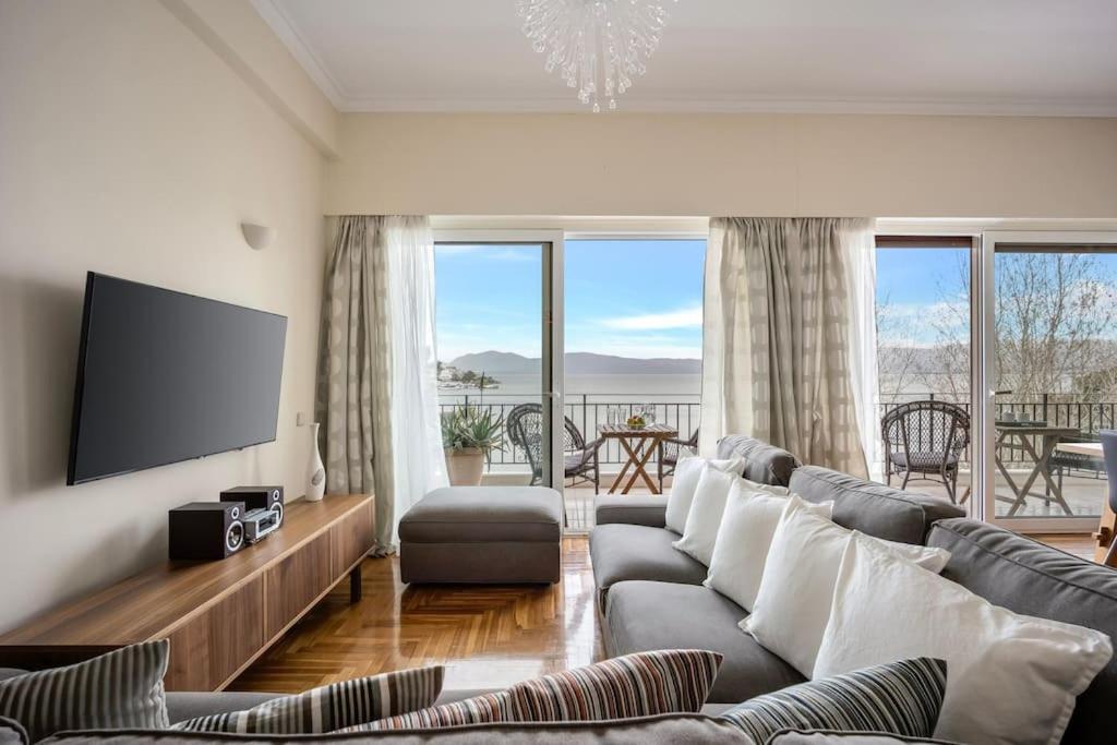 Bright Central Apartment With Splendid Sea View! Chalkida Bagian luar foto